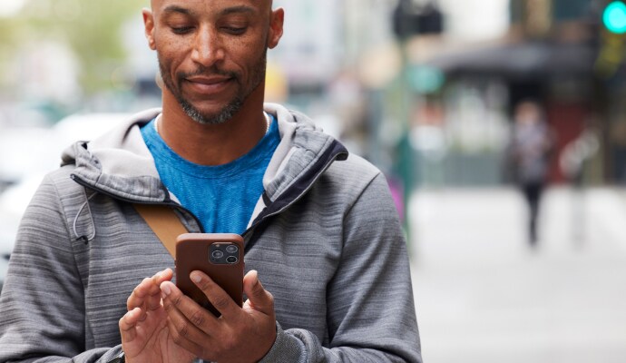 Homme regardant un téléphone portable